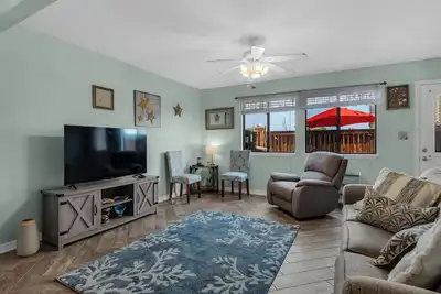 Image de ⛱️Sugar Beach C-11-Fenced Yard, Gulf Side, & Pool! ⛱️