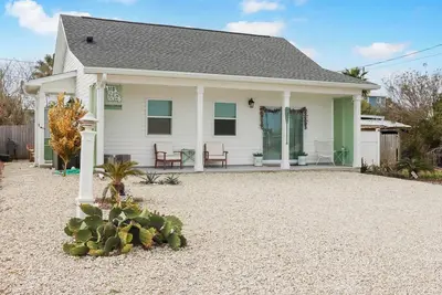 Image de ☀️Short, Easy Walk to Beach-2br-Mo Casa Sea Casa☀️