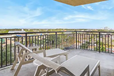 Image de 2-Bedroom Oceanfront Escape at Emerald Grande – Spacious & Luxurious