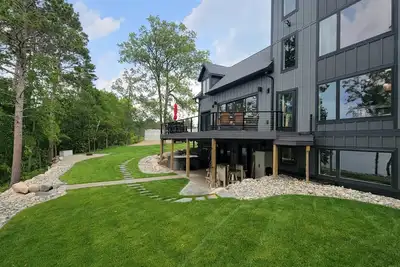 Image de The Lookout on Lake Belle Taine ~ Luxury, Hot Tub, Sleeps 16, Lake & Trail Front