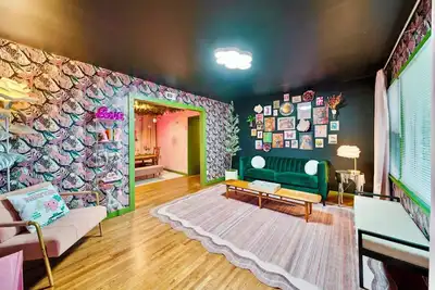 Image de Rosy Rendezvous in the heart of the Rose District - Retro & Modern w/ Speak Easy