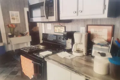 Quaint cottage in Tybee Island! 3 bedrooms available- St. Patrick's Day Special!