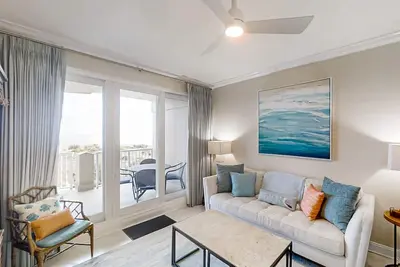Image de Luxurious oceanfront condo with private balcony, 2 pools, and beach access