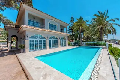 Image de Traditional house with nice pool near the beach