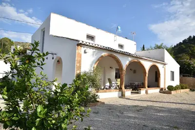 Sunny country house near the historic center. Quiet, ideal for families