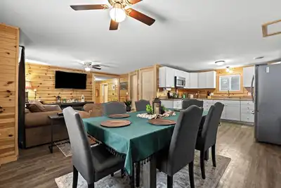 Image de Cozy 3-bedroom cabin in wonderful St. Helen with Hot tub, WiFi