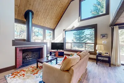 Image de Cozy condo with gas fireplace, jetted tub, deck, great location near ski hill