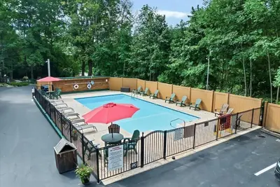 Image de Northern Acres Resort with 20 bedrooms and WiFi, Ac in serene Lake George