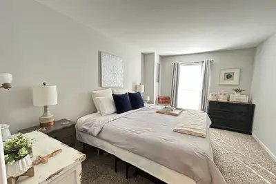 Image de Lux 1 bed in desirable Oakbrook Terrace w/Ac, 2 Pools, Parks, Shopping & more!