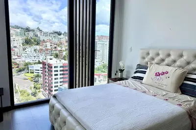 Image de Quito Sky High: 15th Floor Studio with Stunning Views & Amenities / Parking