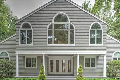 Image de Stylish East Hampton Oasis with Private Pool, Designer Interiors & Seamless. . .