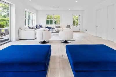 Image de Discover Modern Luxury: Stunning New Home in Southampton, Perfect for. . .