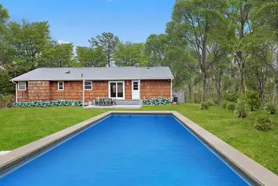 Image de Modern and Cozy East Hampton Home Centrally Located Close to East Hampton. . .