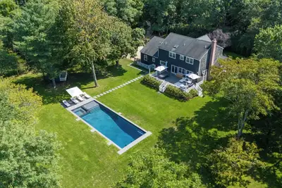 Image de Beautiful East Hampton Home with Private Pool and Spa, Centrally Located. . .