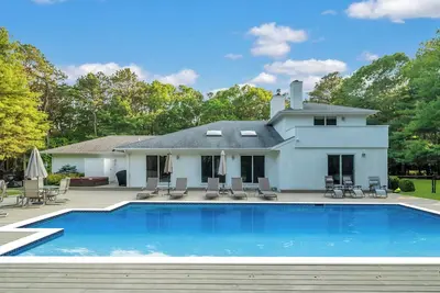 Image de Newly renovated Quogue Estate, Short Walk to the Beach, Private Pool and. . .