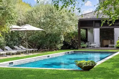 Image de Expansive Beachfront East Hampton Home with Private Beach Path, Perfect for. . .