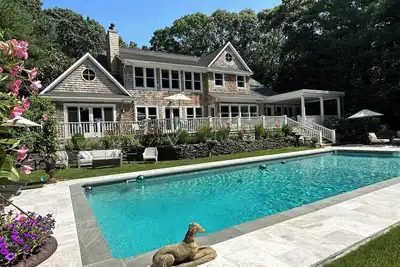 Image de Remarkable Hamptons estate, resort-style amenities, large pool, multiple. . .