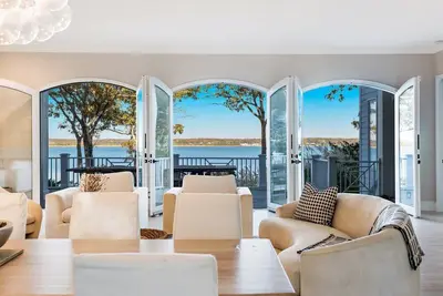 Image de Spectacular Renovated Designer home perfect for entertaining with. . .