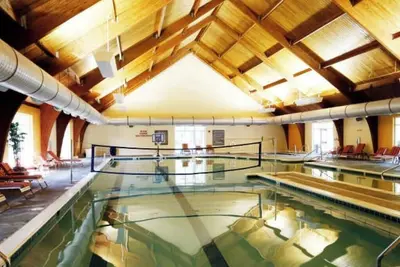 Image de Spacious 4-bedroom condo with WiFi and fitness room in charming Williamsburg