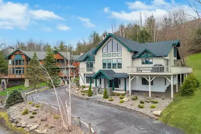 Image de Contemporary Renovated Retreat with Mountain Views, Ski-In/Ski-Out, . . .