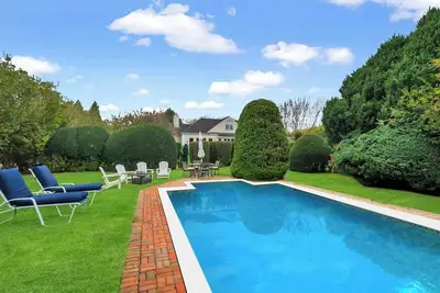 Image de Cozy Home In Southampton With Expansive Yard And Private Pool, Close to. . .