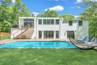 Image de Beautiful East Hampton Home with water views of Gardiners Bay, close to. . .