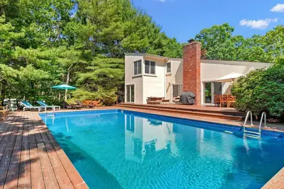Image de Modern Southampton home, heated pool, large deck, multiple seating areas, . . .