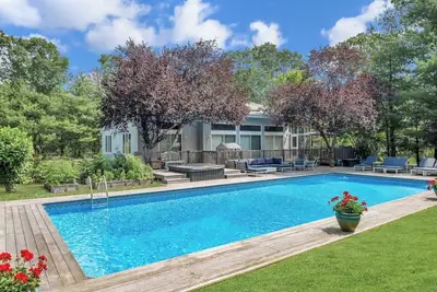 Image de Beautiful Wainscott Estate with Private Pool and Tennis, Perfect for Families!