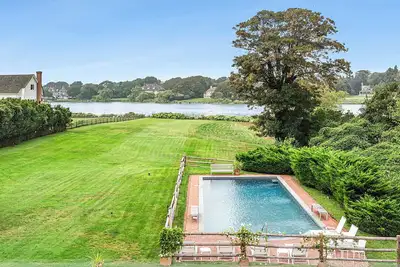 Image de Expansive Waterfront Southampton Home with Private Pool, Close to Village, . . .