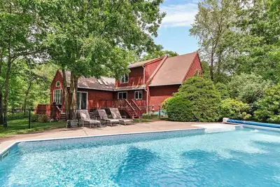 Image de Contemporary Hampton Bays home on one acre of manicured lawn, private pool, . . .