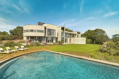 Image de Pristine waterfront eco-estate with panoramic views, surrounded by 22. . .