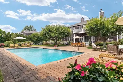 Image de Stately traditional home with open floorplan and private pool in coveted. . .