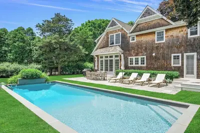 Image de Classic East Hampton shingle-style home, lush acreage, private pool, . . .