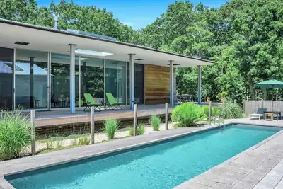 Image de Modern home sited on a lush wood acre, stunning pool, covered deck, outdoor. . .