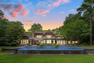 Image de Elegant East Hampton Estate nestled on nearly 5 acres of land, stunning. . .