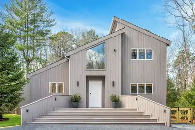 Image de Modern East Hampton home, in-ground pool, expansive deck and minutes to Sag. . .
