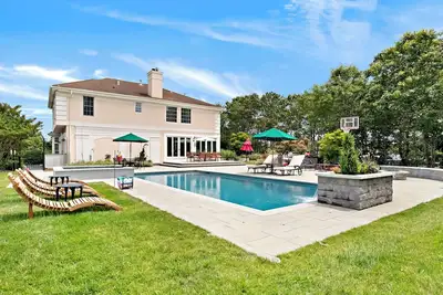 Image de Post-Modern Residence on 1. 6 Acres, Spacious Living Areas Including a. . .