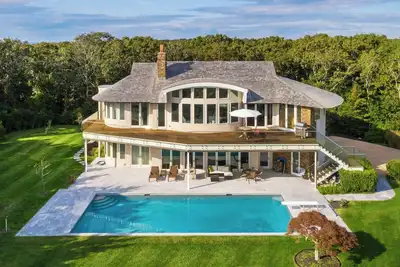 Image de Majestic contemporary beachfront home sited on 1. 32 acres with private. . .