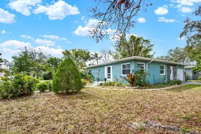 `Charming 2br/1BTHome Near Beach