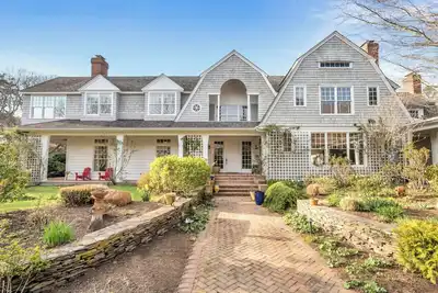 Image de Picturesque Dutch Colonial estate, beautiful landscaping, large freshwater. . .