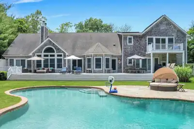 Image de Postmodern 4, 000 Square-Foot Retreat on Four Acres, Expansive Outdoor. . .
