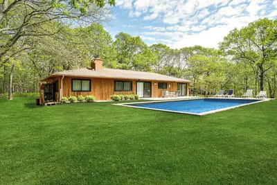 Image de Serene Contemporary home, large pool and deck, balcony, tucked away in. . .