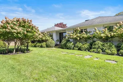 Image de Recently-Renovated Home in Heart of Southampton, Open Floor Plan with. . .