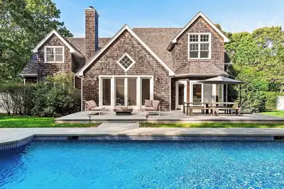 Image de Unwind at this timeless estate featuring a chefs kitchen, classic. . .
