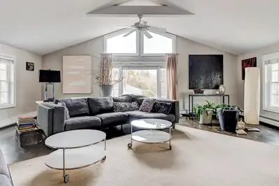 Image de Perfect location in the town of Southampton! Minutes away from town and. . .