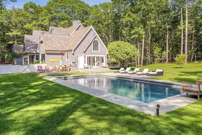 Image de Expansive and Custom-Built East Hampton Home Centrally Located with Amazing. . .