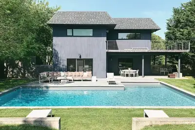 Image de Secluded Oasis in Montauk Designed by Mtk Mdrn with Private Pool and. . .