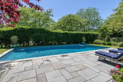 Image de Stone Patio with Lush Plantings, Close to Downtown