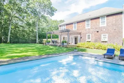 Image de Traditional house, open floor and spacious living, formal dining room, . . .