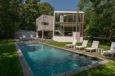 Image de South-Facing Wall of Glass, Cabana, Outdoor Kitchen Area, Gunite Pool